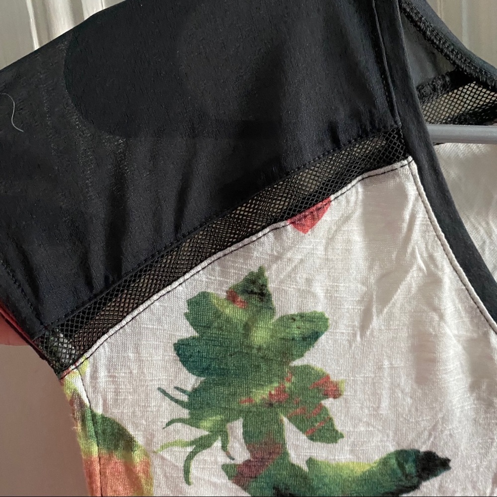 Vera Wang Floral Top - Picture 9 of 12